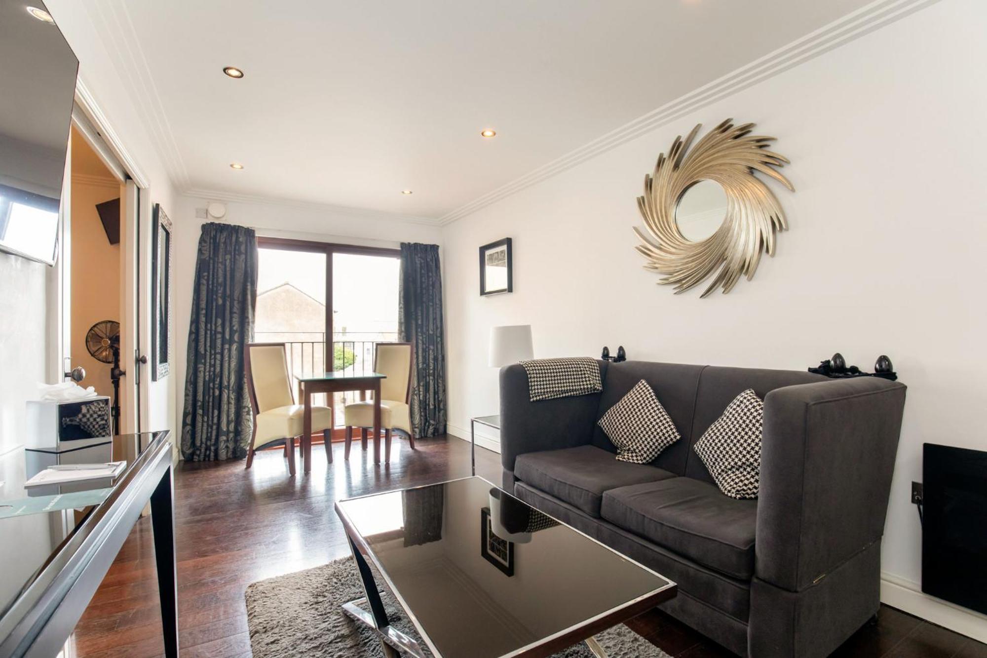 Strozzi Palace Suites By Mansley كيلتنهام المظهر الخارجي الصورة